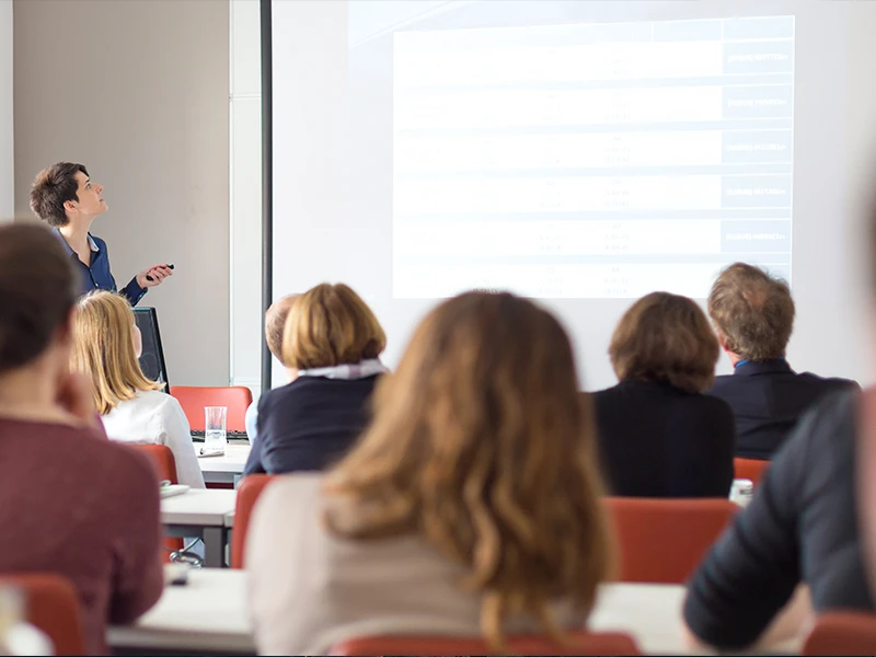 En grupp människor lyssnar på en presentation.