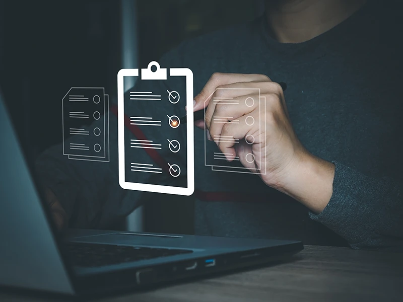 Grafische Darstellung einer digitalen Checkliste, die eine Person mit einem Stift abhakt.