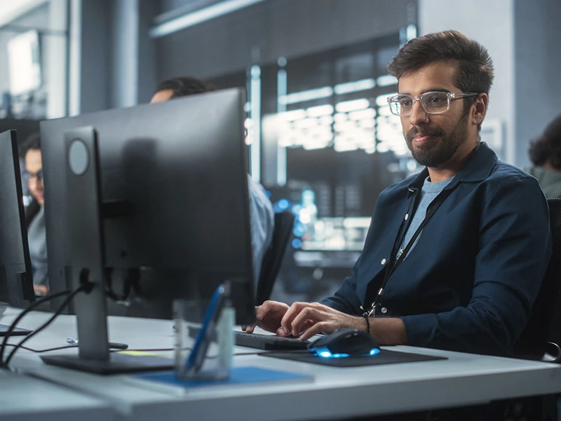 Personel biurowy ukończył kursy szkoleniowe na komputerze.