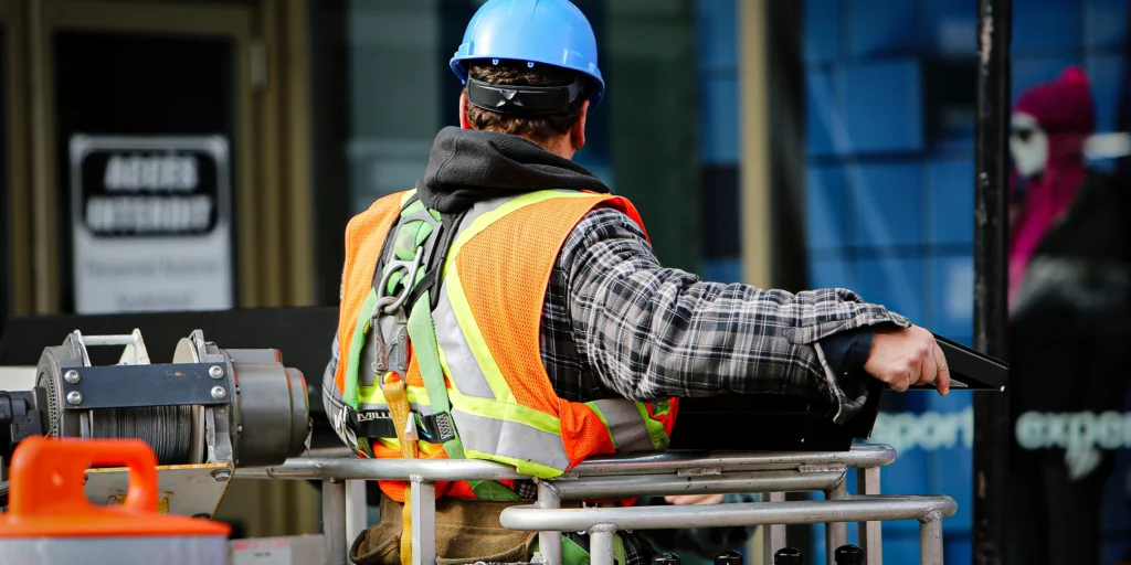 Un ouvrier se tient sur une tribune.