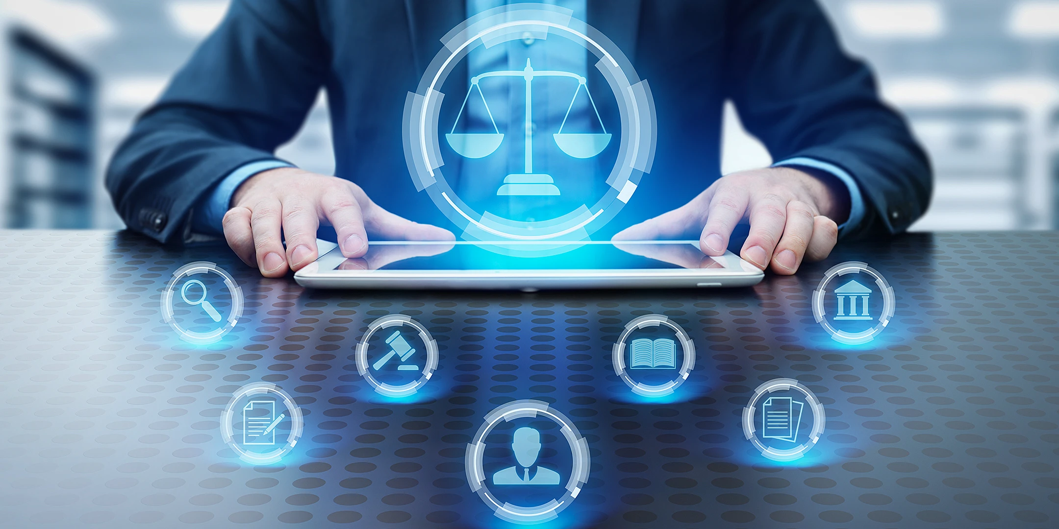 Un homme avec une tablette. Au premier plan, un graphique composé d'icônes.