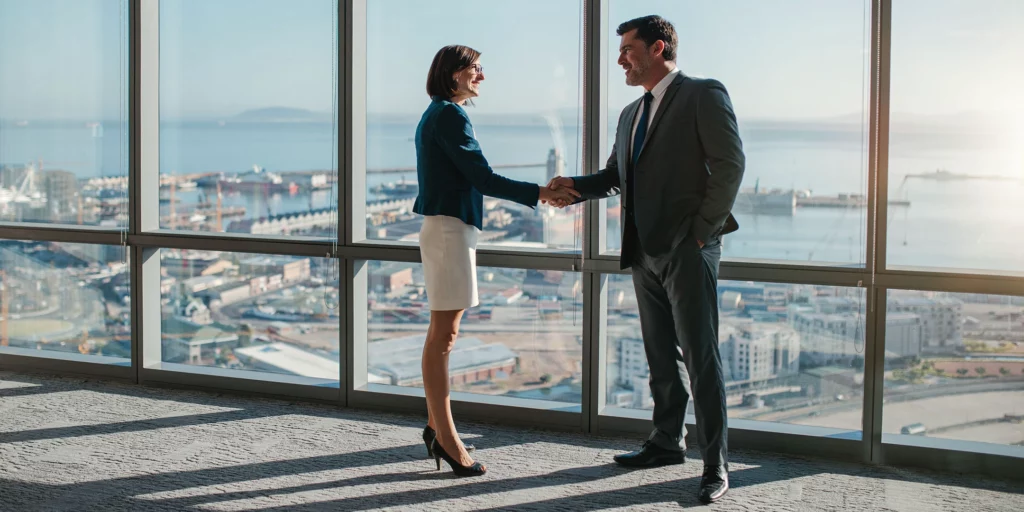 Zwei Geschäftsleute beschließen ein Partner-Projekt per Handschlag.