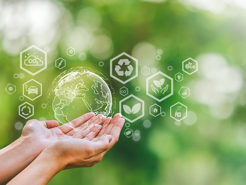 Hände mit einer digitalen Weltkugel in der Hand.