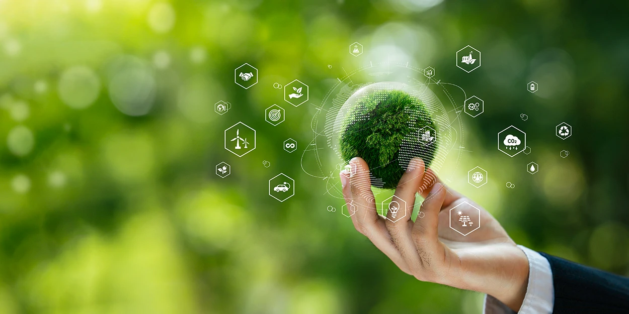 Nachhaltigkeitsreporting: Eine Hand hält eine kleine Nachbildung der Erdkugel.