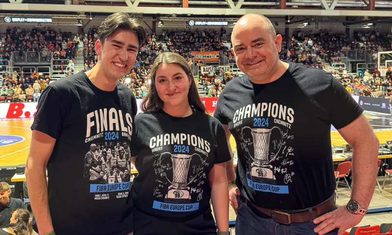 domeba und NINERS Chemnitz Gewinnspielaktion: Gewinner Max und Pia mit Matthias Domes