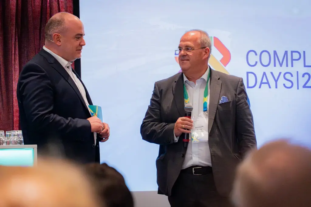 Redner Matthias Domes und Reinhold Hampl führen auf der Bühne einen Dialog.