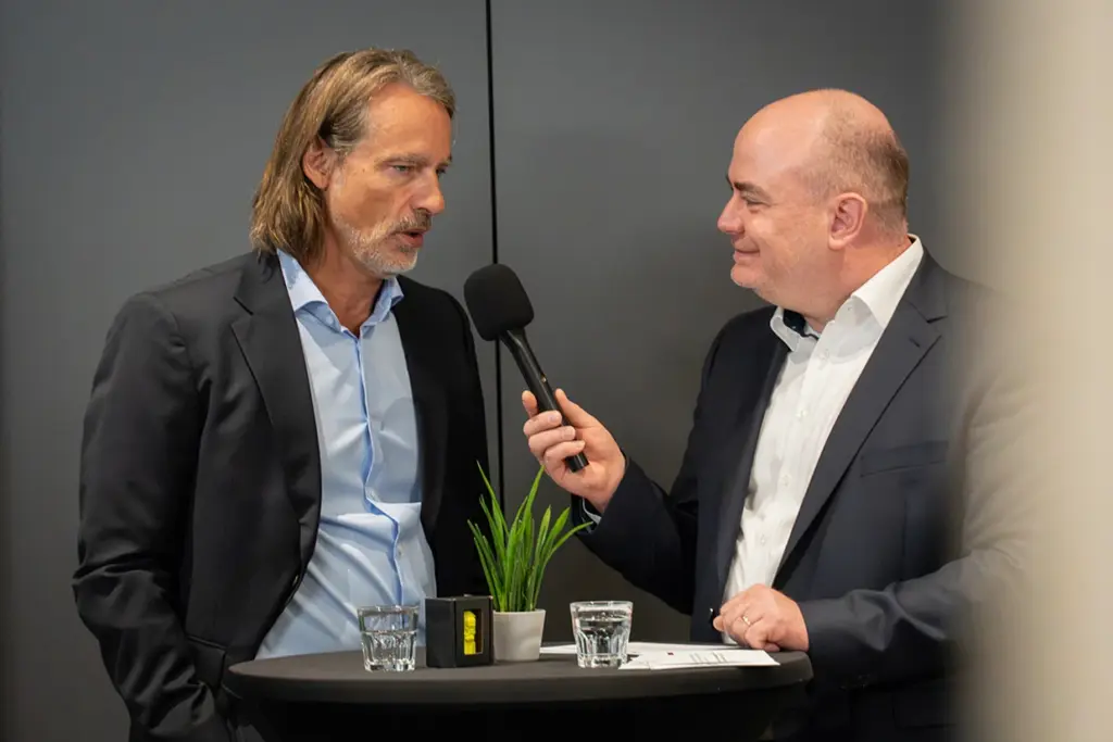 Ein Interview zwischen zwei Männern.