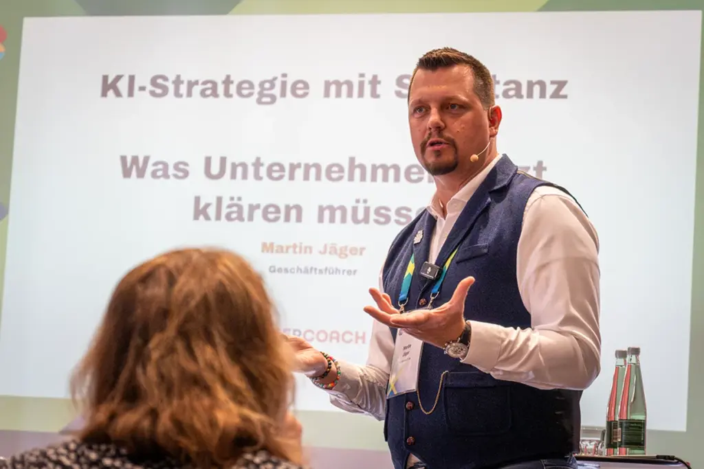 Redner Martin Jäger hält seinen Vortrag.