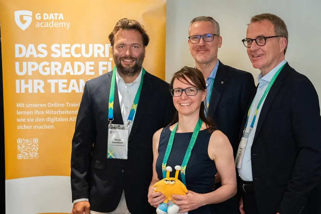 Gruppenfoto von vier Teilnehmern der C Days, vor einem G DATA Schild.