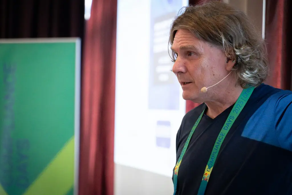 Redner Dirk Labudde ist im Close-Up aufgenommen, und spricht über die drohenden Gefahren ausgehend von der fortschreitenden Entwicklung künstlicher Intelligenz.