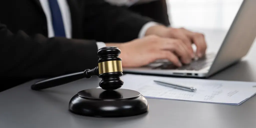 Ein Mitarbeiter erstellt ein digitales Rechtskataster am Laptop