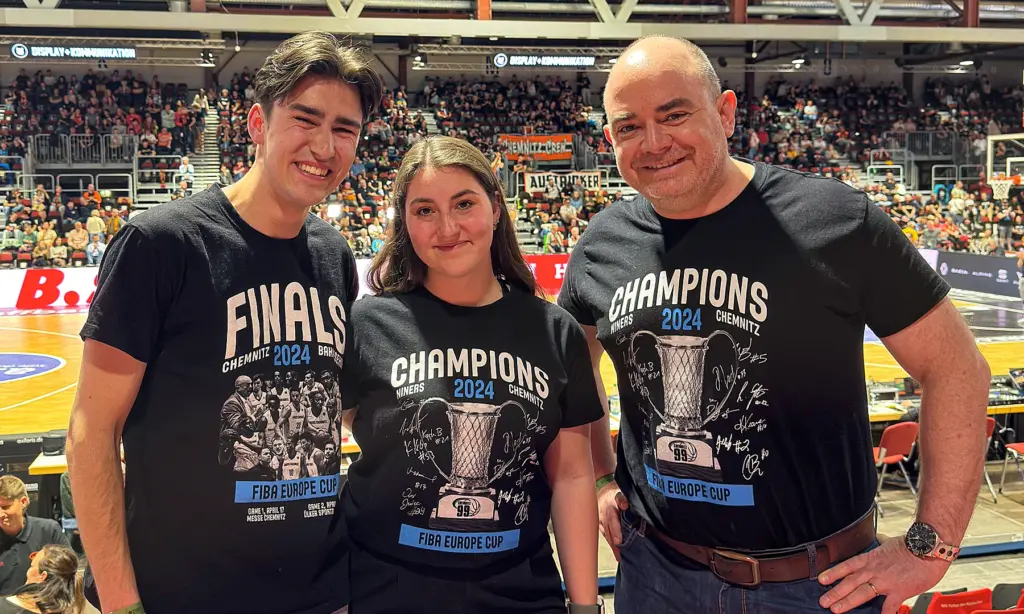 Geschäftsführer Matthias Domes mit den glücklichen Gewinnern