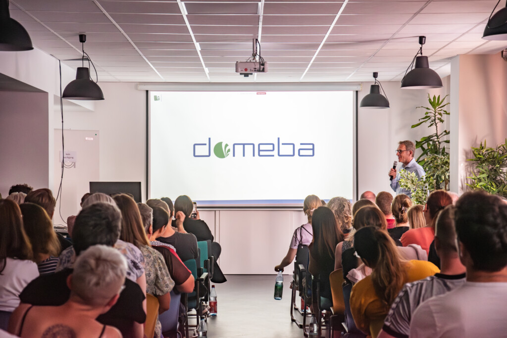 Der Global Marketing Director Frederec Lau präsentiert das neue domeba-Logo