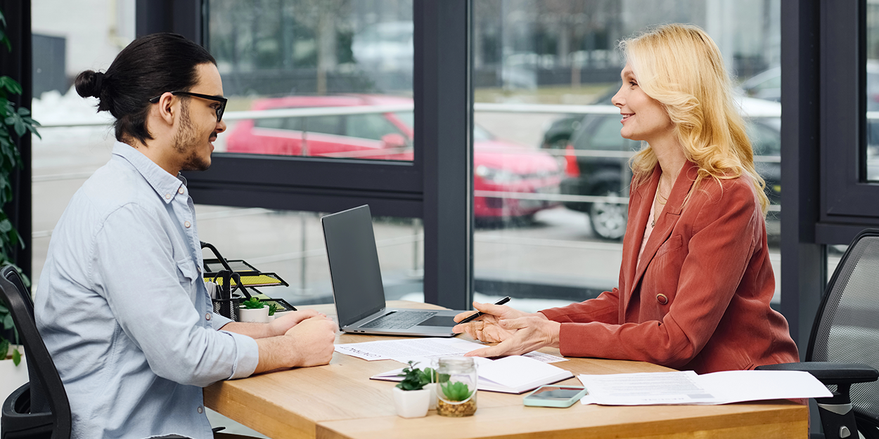 Eine Chefin führt ein Mitarbeitergespräch mit ihrem Angestellten