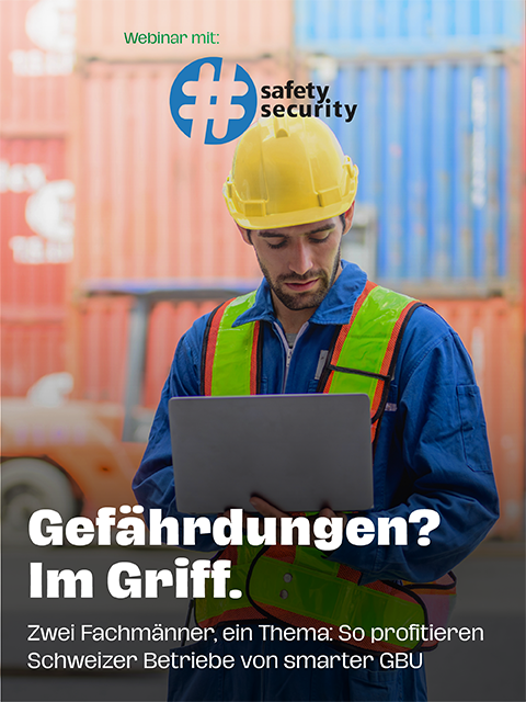 Mann mit einem Laptop in der Hand und Helm auf.