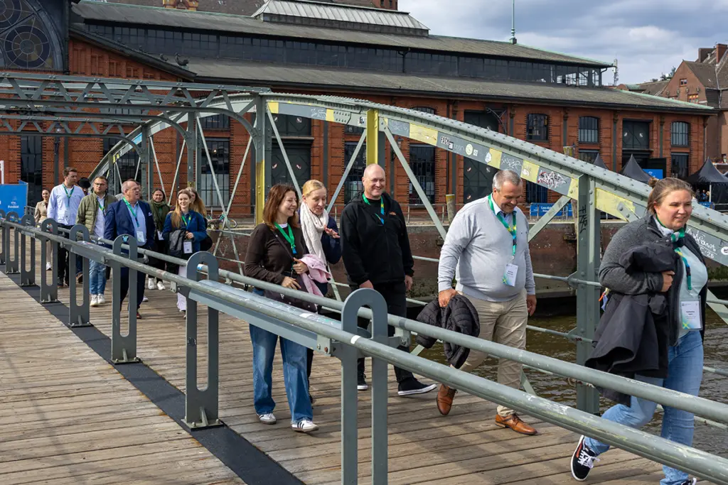 Eine Gruppe von Menschen befindet sich auf einer Brücke.