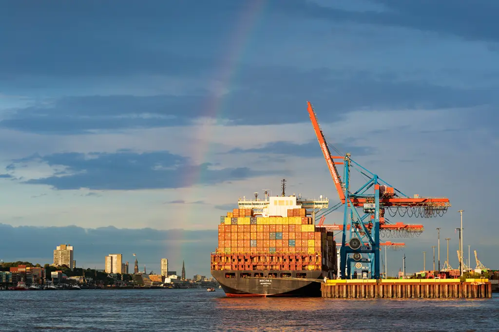 Hamburger Hafen mit Schiff im Vordergrund.