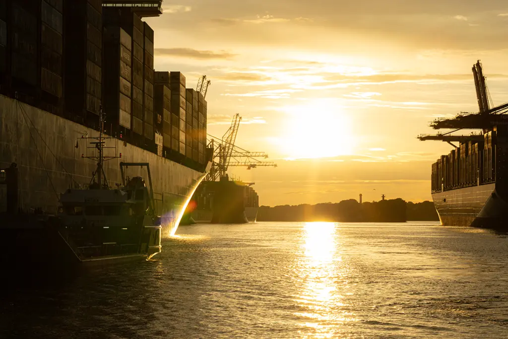 Sonnenuntergang über der Elbe.