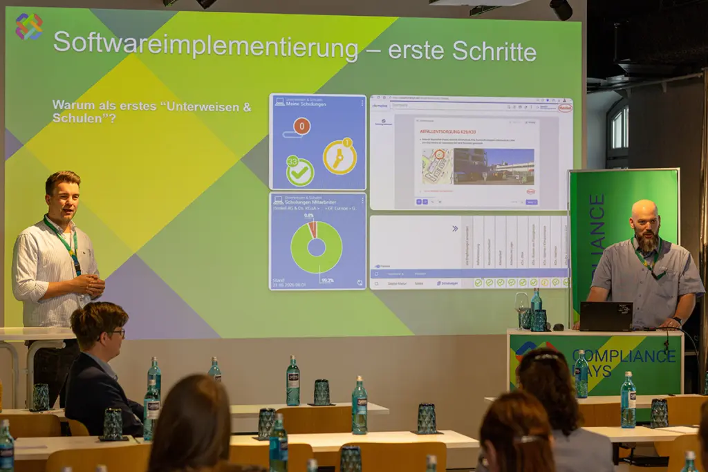 Vortrag mit einer Präsentation im Hintergrund.