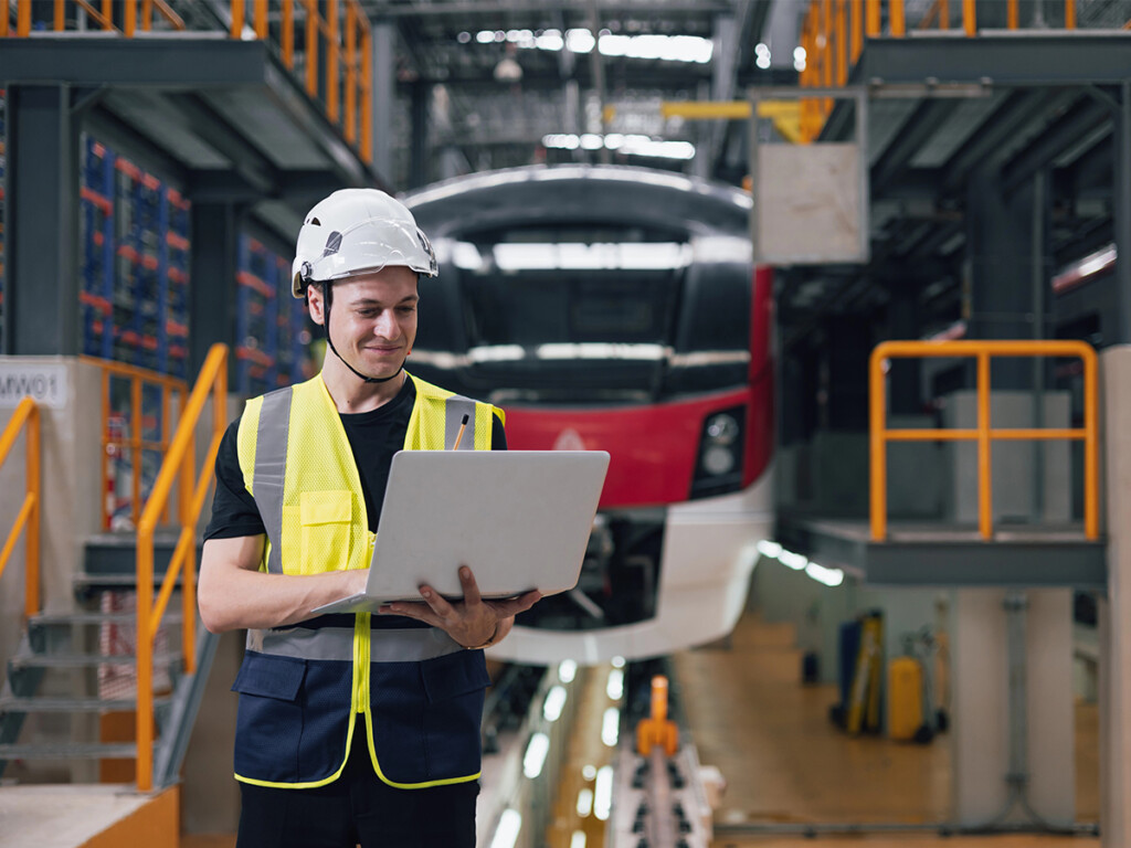 Ein Mitarbeiter der Bahn prüft sicherheitsrelevante Themen mit einem Laptop