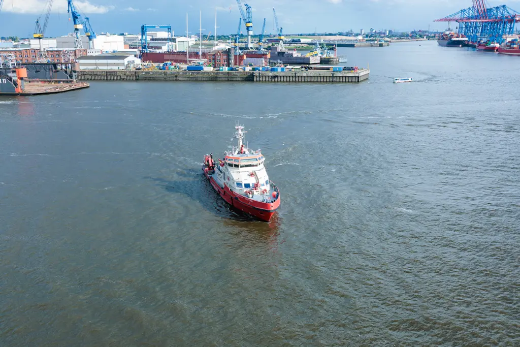Eine Barkasse fährt im Hamburger Hafen.