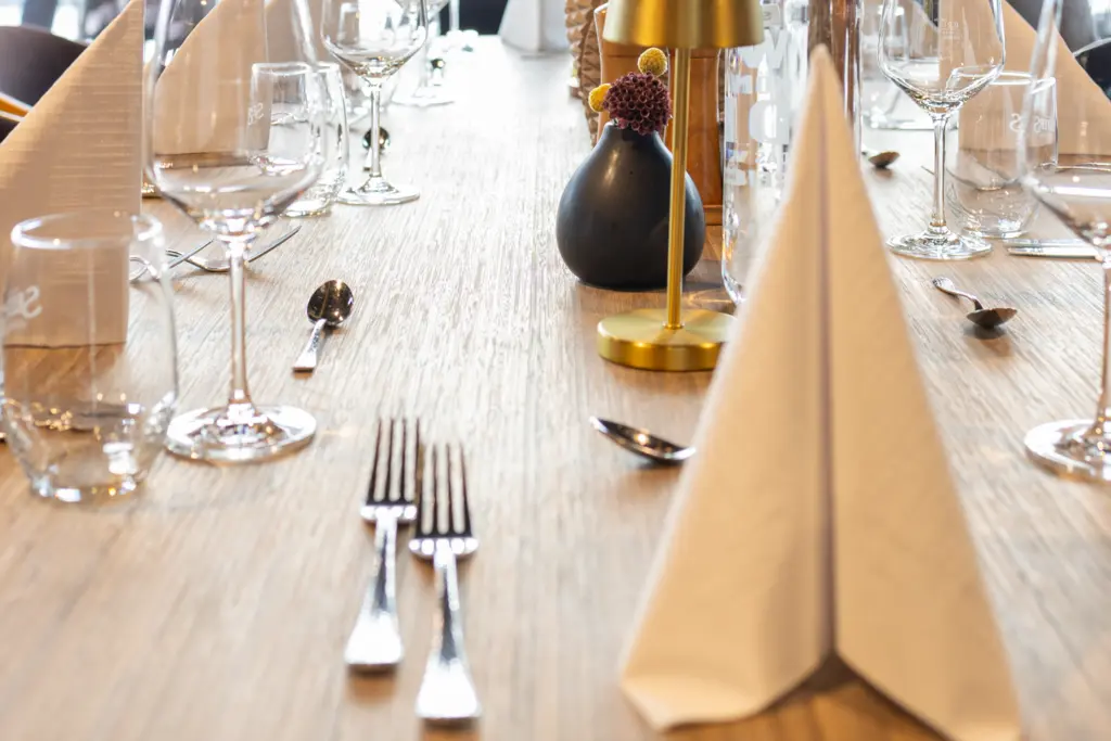 Nahaufnahme eines gedeckten und dekorierten Tisches im Restaurant.