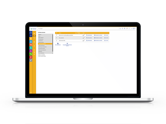 Laptop mit geöffneter Software für Arbeitssicherheit, die eine Umfrageverwaltung mit mehreren Fragen und Antwortoptionen zeigt.