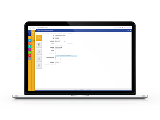 Laptop mit geöffneter Softwareoberfläche für Audits und Begehungen, links farbige Navigationsleiste und rechts Formular mit Eingabefeldern